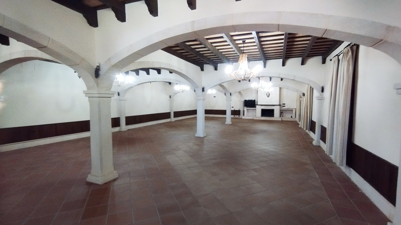 2536M Andalucía, Arcos de la Frontera, finca con almacenes, plaza de toros, casa y espacio para eventos en venta.