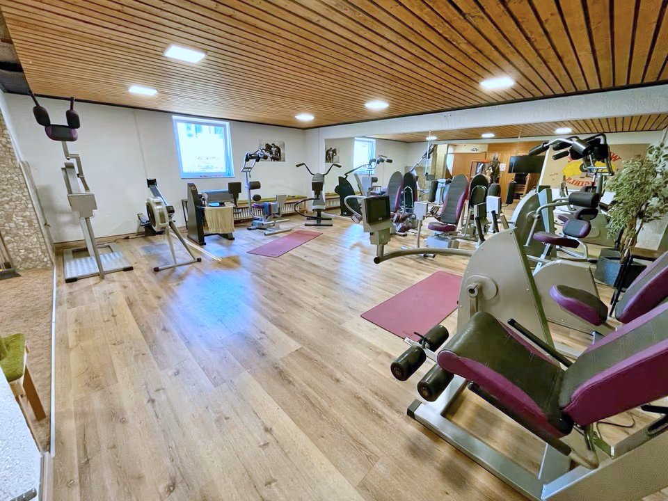 2601 East Hesse, distrito de Fulda, 36154 Hosenfeld, casa grande con apartamento anexo + cuadra en venta