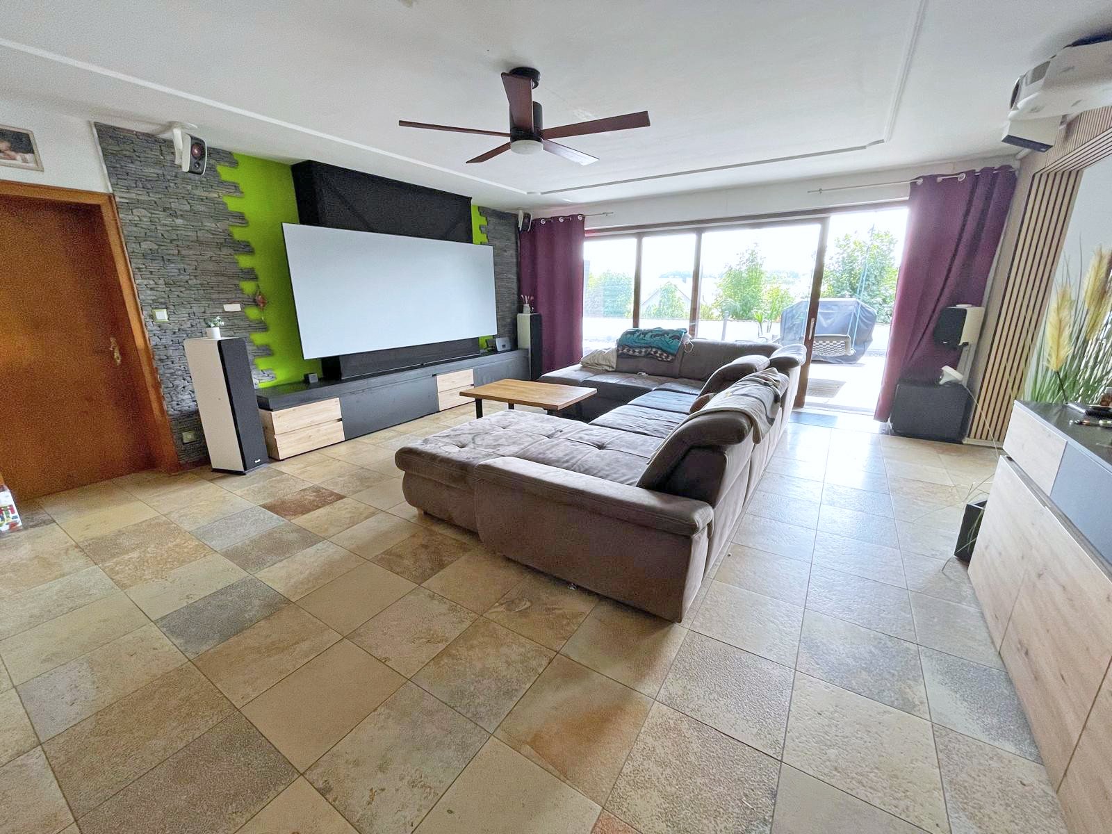 2601 East Hesse, distrito de Fulda, 36154 Hosenfeld, casa grande con apartamento anexo + cuadra en venta