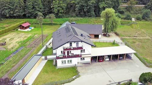 St Kanzian am Klopeiner See: Austria, Carintia - propiedad con 6 apartemantos y cuadra para los caballos en venta 