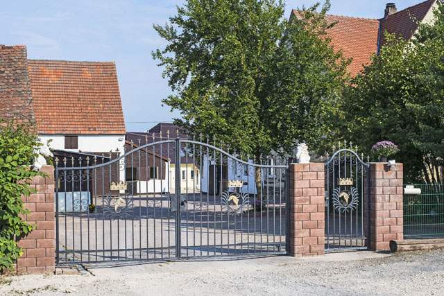 Baden-Württemberg, nahe Kaiserbach - Haus mit Pferdestall in toller Lage zu verkaufen